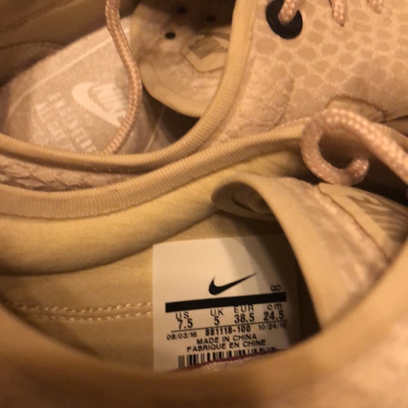 Woman’s Nike shoes - Picture 2 of 4